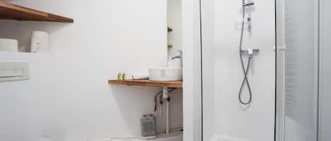 Sèche-cheveux, serviettes fournies, papier toilette