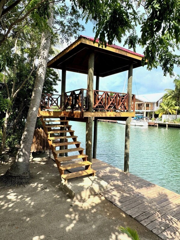 Property grounds - Luxury 2BR Home on the Water near Sidewalk (Placencia)