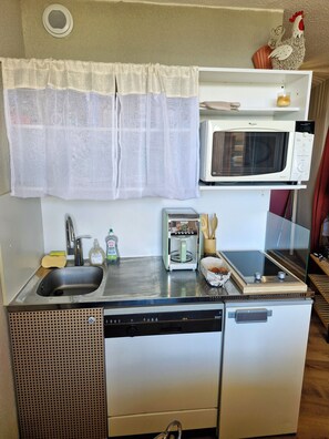 Four à micro-ondes, un four, surface de cuisson, lave-vaisselle