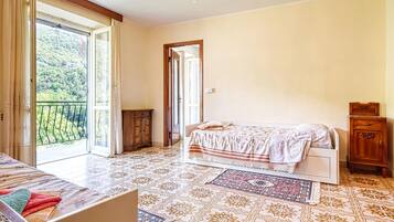 3 bedrooms, iron/ironing board, travel cot, Internet