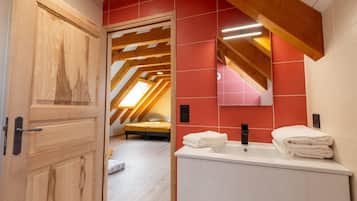 3 habitaciones, tabla de planchar con plancha y cuna de viaje