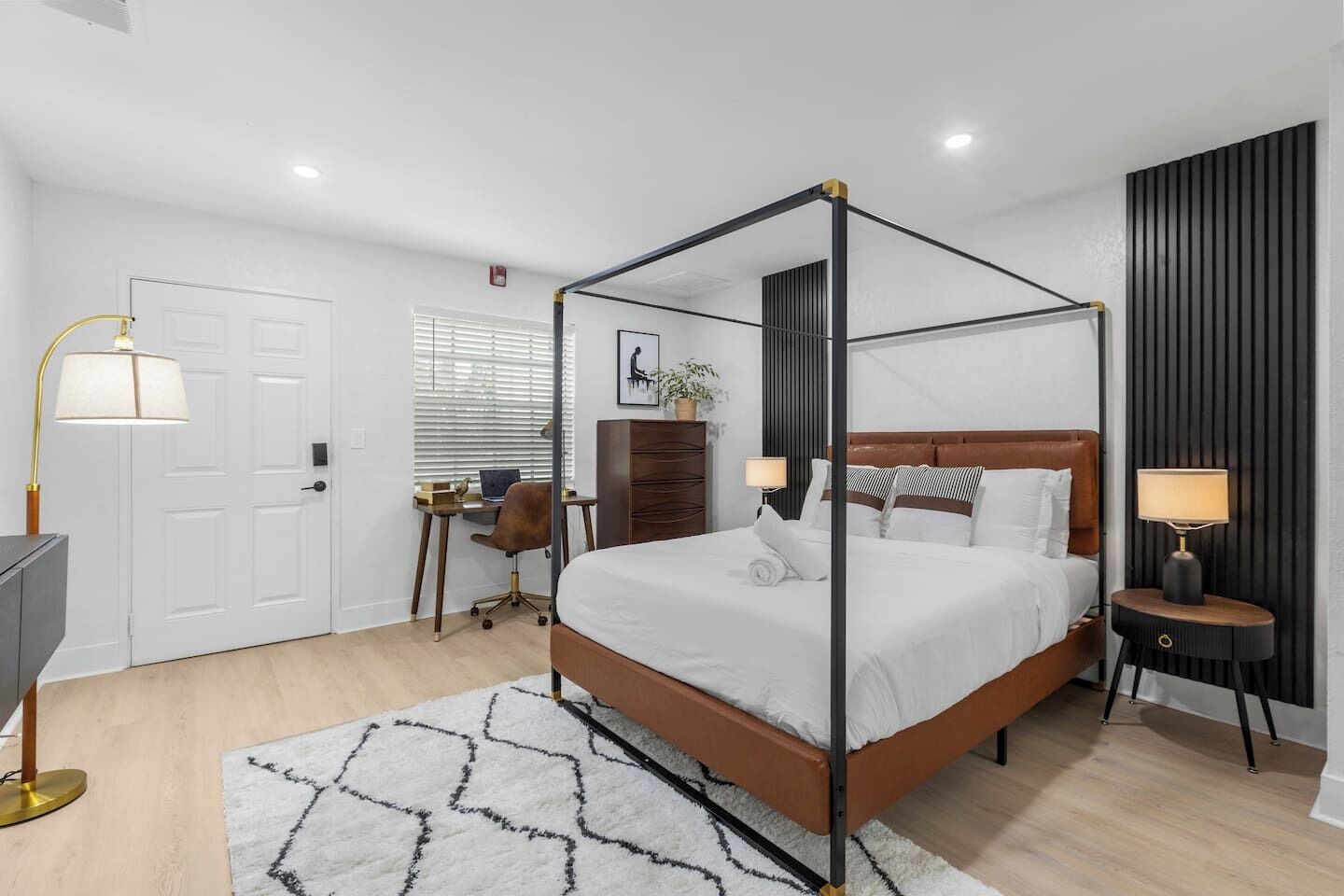 Luxury 1B with prime location, FREE parking & crib