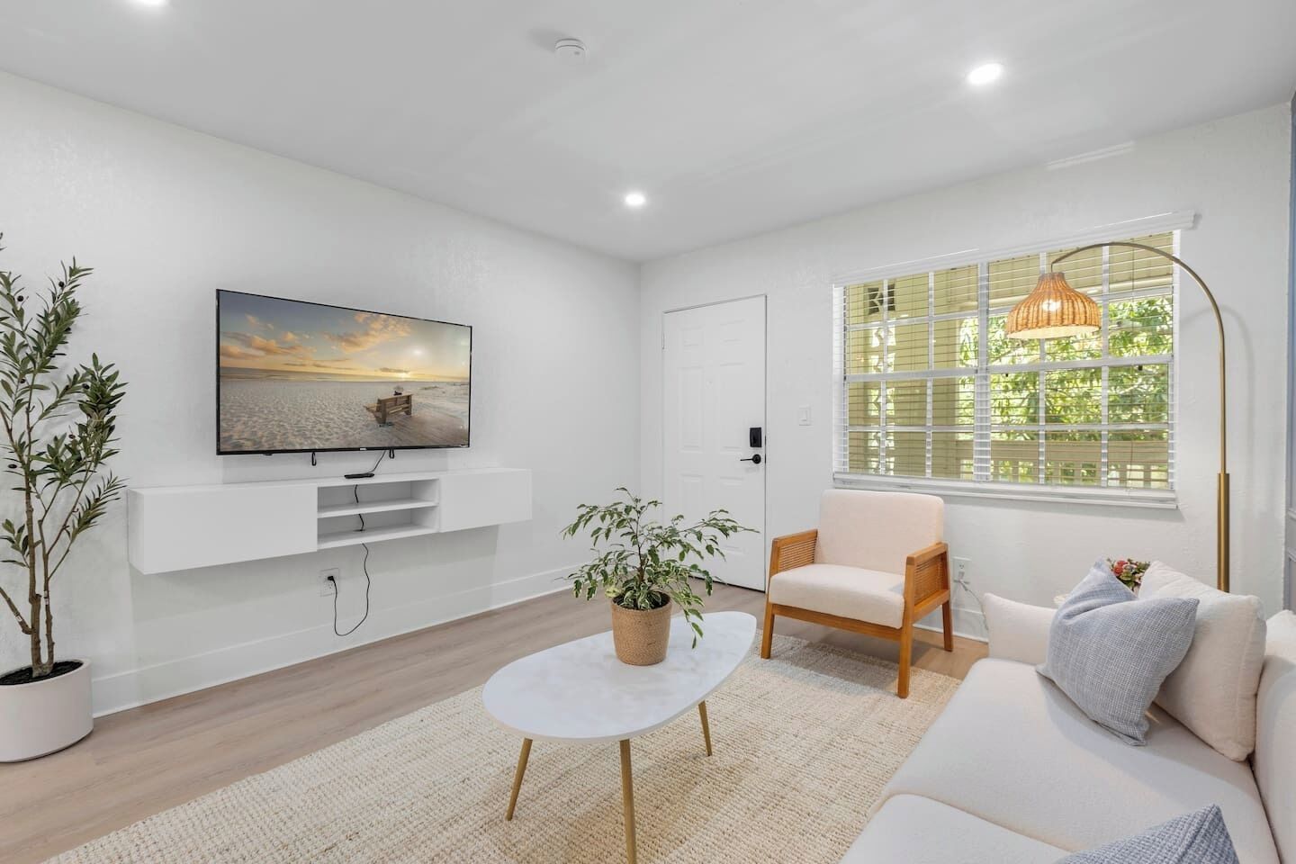 Luxury 1B with prime location, FREE parking & crib