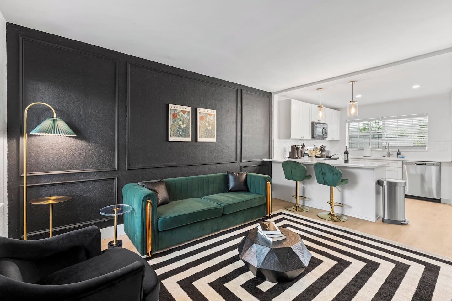 Luxury 1B with prime location, FREE parking & crib