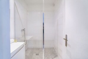 Shower, hair dryer, towels, toilet paper - Au Pied de la Butte Montmartre Avec Toutes Sortes de Commerces à Moins de 5 Mins (Paris)