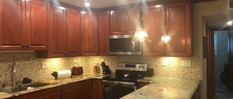 Micro-ondes, four, plaque de cuisson, lave-vaisselle