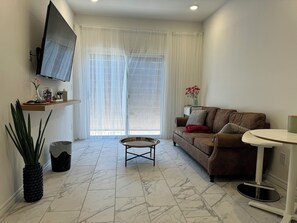 Living area - Charming Secluded Guest Suite in Henderson (Henderson)