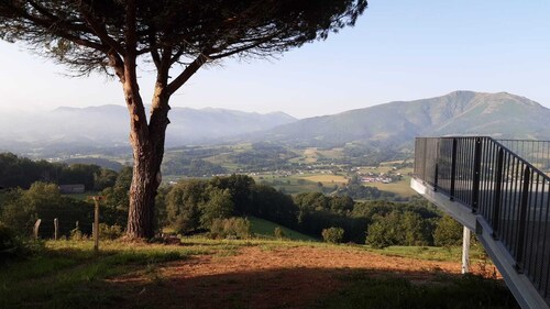 Quiet house to rent on the heights of Irouléguy for 6 to 12 people