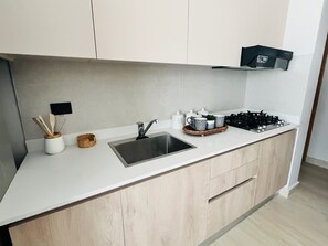 Réfrigérateur, micro-ondes, plaque de cuisson, cafetière/bouilloire