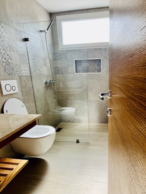Dusche, Bidet, Handtücher, Seife