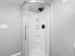 Douche, sèche-cheveux, serviettes fournies, shampoing