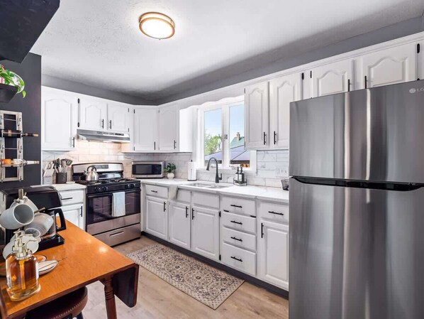 Réfrigérateur, micro-ondes, four, plaque de cuisson