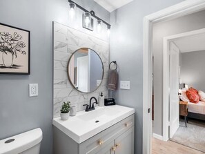 Sèche-cheveux, serviettes fournies