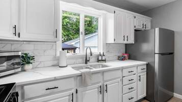 Kjøleskap, mikrobølgeovn, ovn og kokeplater