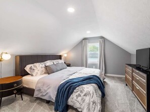 3 bedrooms, iron/ironing board, free WiFi, bed sheets - Expertly Designed Lake Erie Escape W/ Hot Tub (Lorain)