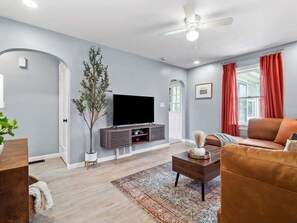 Smart TV, offices - Expertly Designed Lake Erie Escape W/ Hot Tub (Lorain)