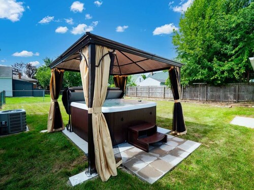 Hot Tub - Near Lake Erie - Pet Friendly - Sleeps 8