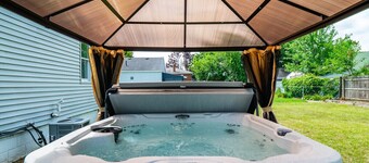 Expertly Designed Lake Erie Escape W/ Hot Tub