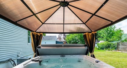 Expertly Designed Lake Erie Escape W/ Hot Tub