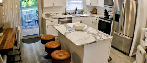 Køleskab, mikrobølgeovn, ovn, kogeplade