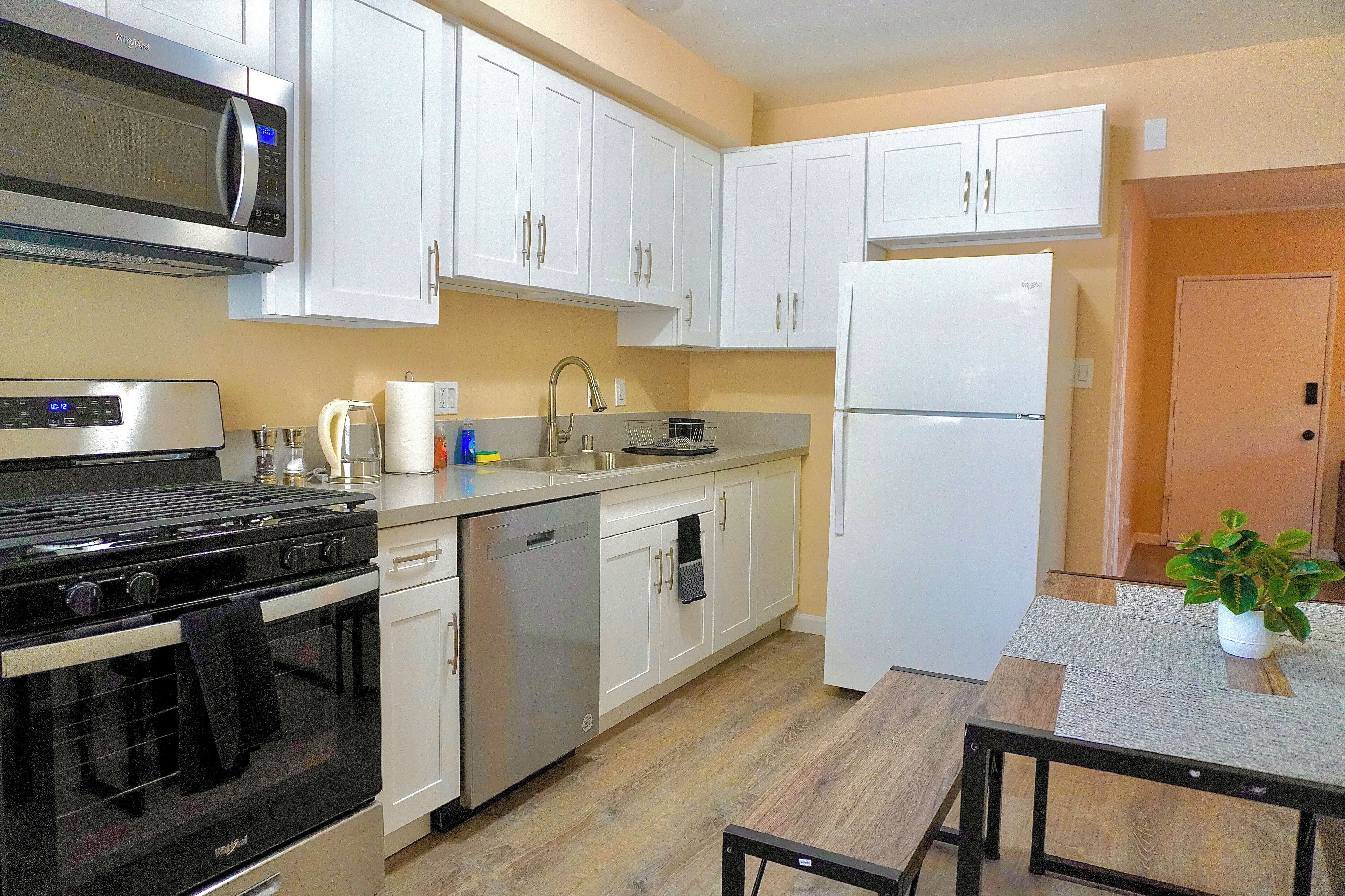 Cozy, Private, & Safe 3Bed Home - 2min from DTR & UCR