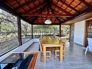 Outdoor dining - Casa floresta (Campos do Jordão)