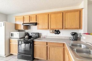 Fridge, microwave, oven, stovetop - Charming 3-bedroom house with WiFi and Workspace15min from Downtown Dallas (Wilmer)