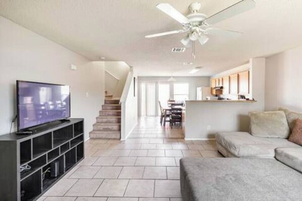 TV - Charming 3-bedroom house with WiFi and Workspace15min from Downtown Dallas (Wilmer)