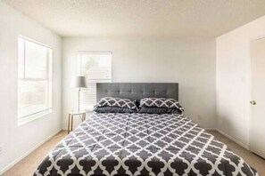 3 bedrooms, desk, iron/ironing board, WiFi - Charming 3-bedroom house with WiFi and Workspace15min from Downtown Dallas (Wilmer)