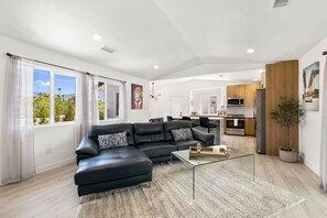 Smart-tv, böcker och en stereo