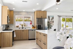 Kylskåp, mikrovågsugn, ugn och spishäll