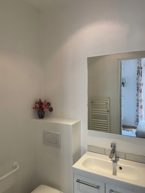 Haartrockner, Handtücher, Toilettenpapier