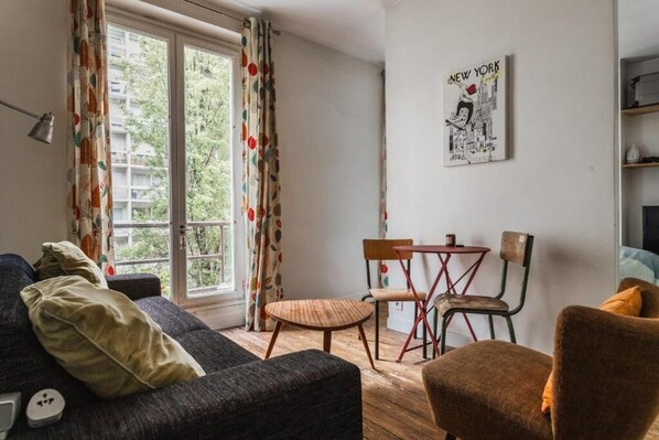 Living area - Studio in Montmartre (paris)