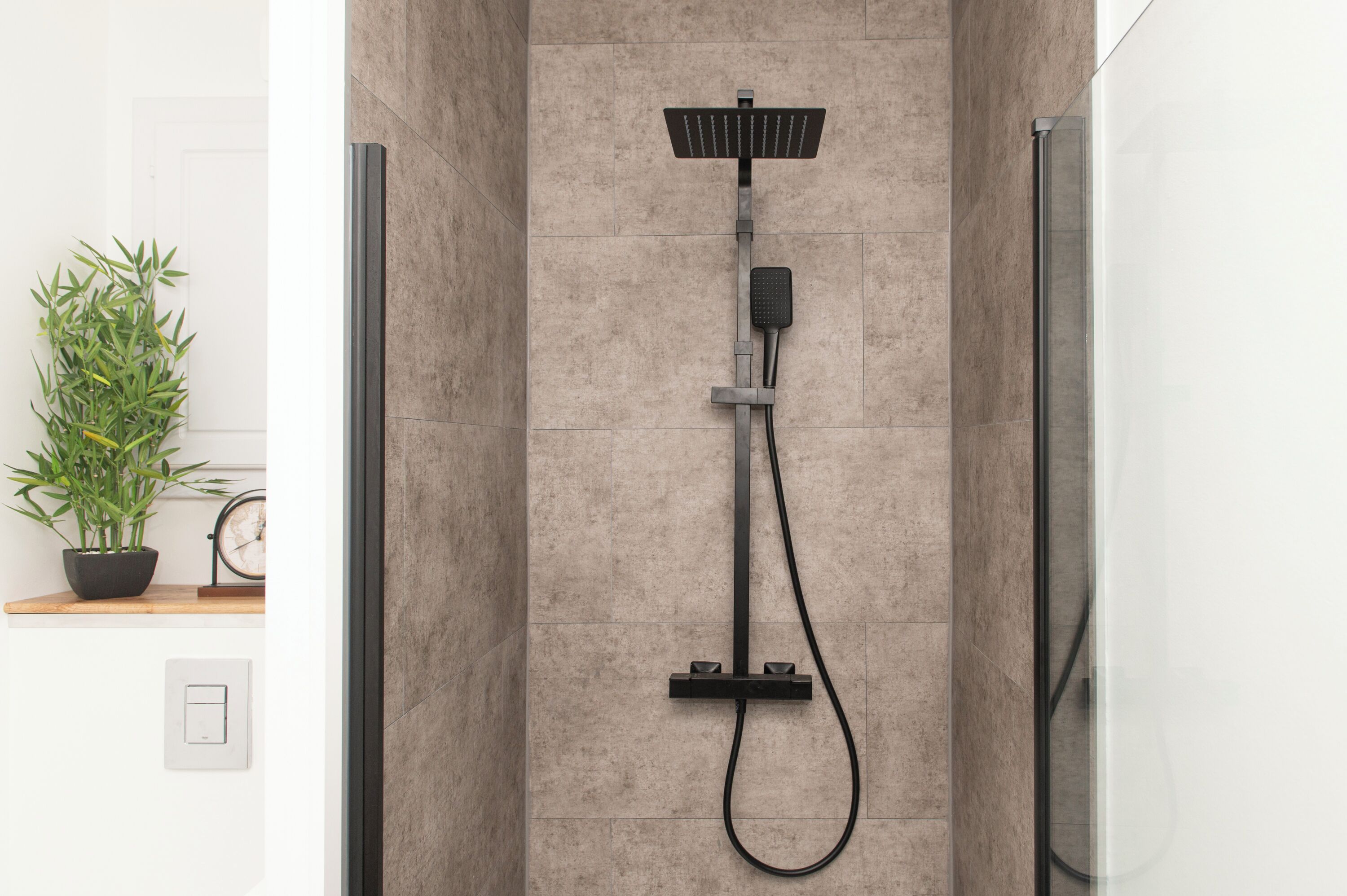 Dusj, hårføner, håndklær og såpe