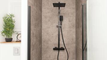 Douche, sĂšche-cheveux, serviettes fournies, savon