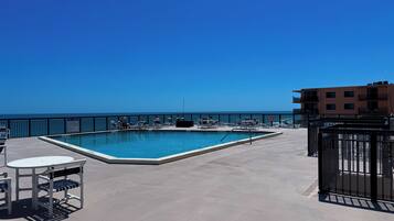 حمّام سباحة خارجي، حمّام سباحة مُدفَّأ