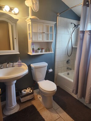 Douche, serviettes fournies, savon, shampoing