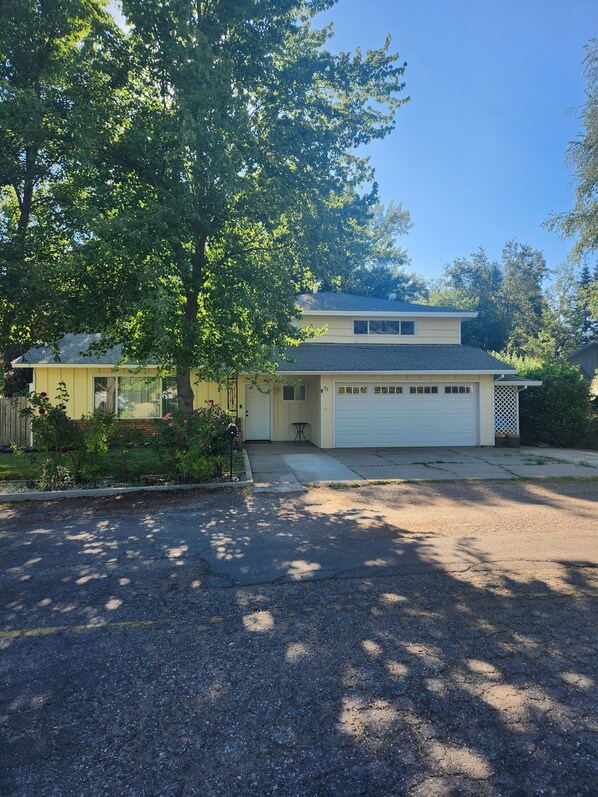 A two-story house with a garage, surrounded by trees and a driveway. - Spacious 3 bdrm home in quiet neighborhood in Quincy (Quincy)
