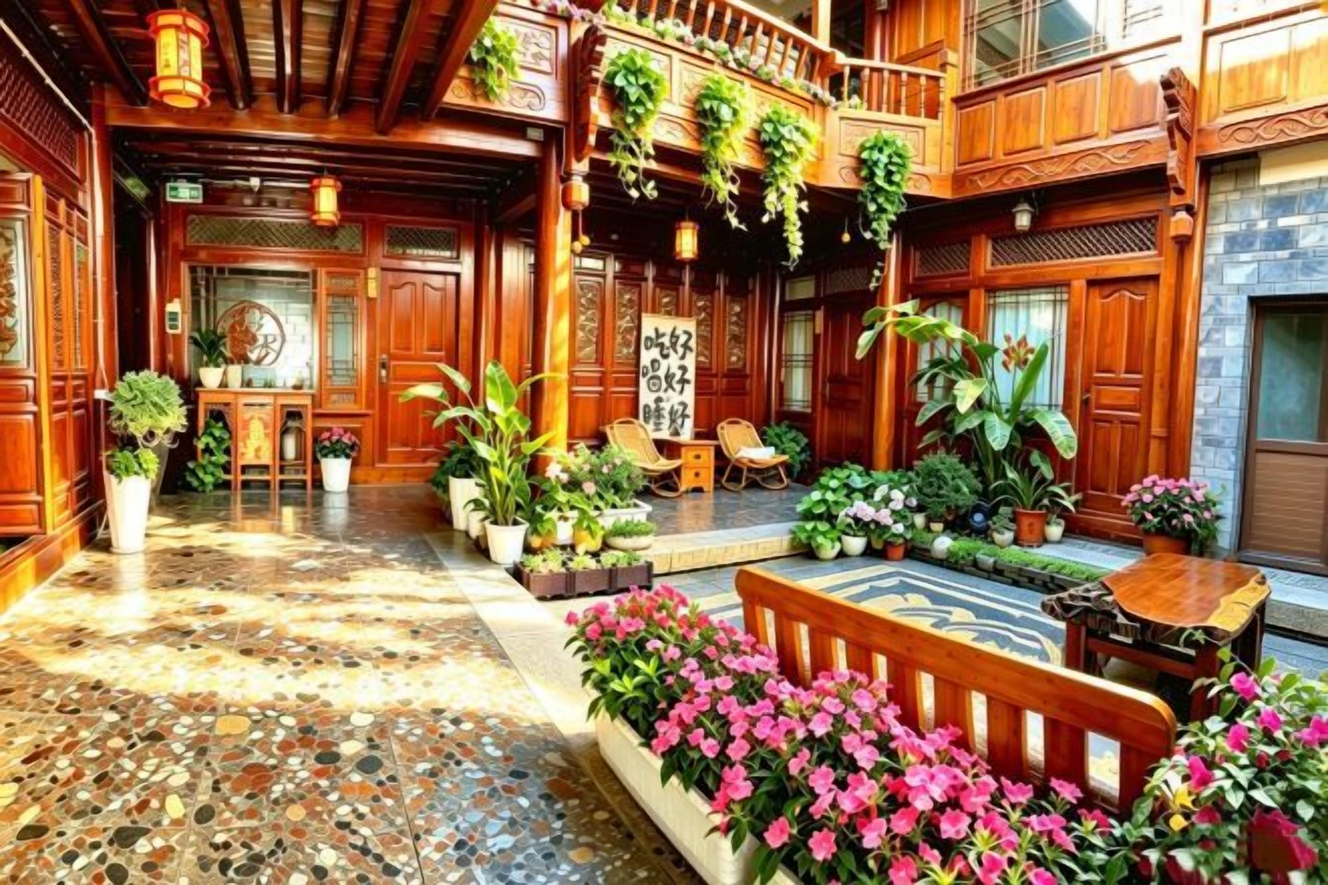 Interior tradicional em madeira com piso de azulejos, um banco de madeira e plantas em vasos.