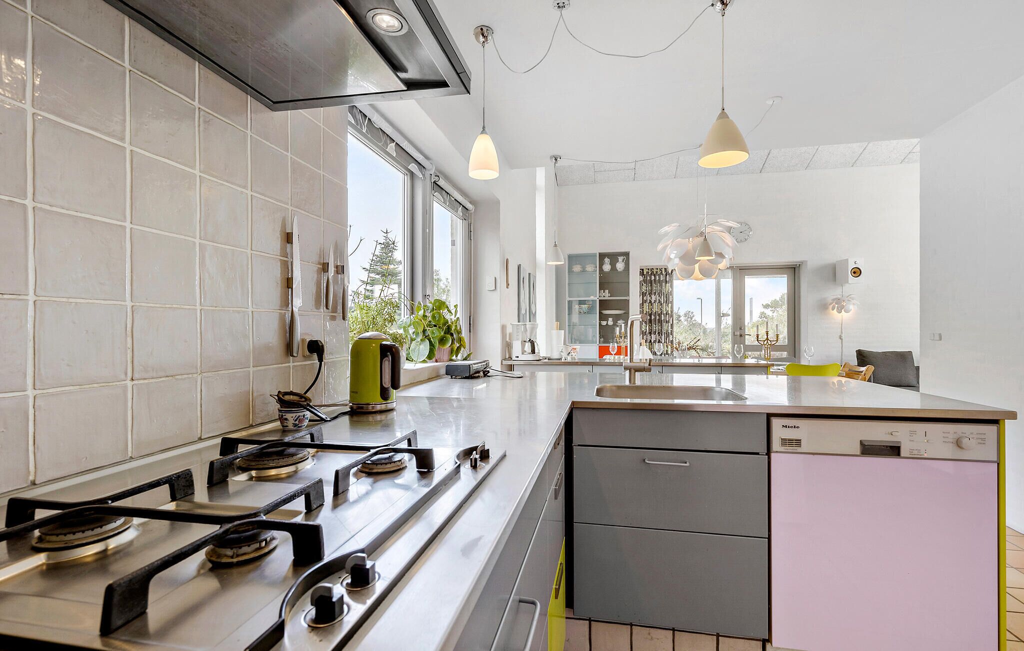 Réfrigérateur, plaque de cuisson, lave-vaisselle, cafetière/bouilloire