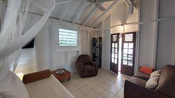 Una televisión, libros