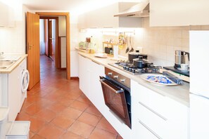 Køleskab, ovn, kogeplade, kaffe-/temaskine