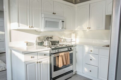 Cozy, Private, & Safe 3 Bed Home - 2 Min from DTR & UCR