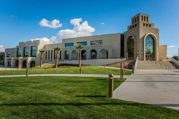 Exterior - Cozy, Private, & Safe 3 Bed Home - 2 Min from DTR & UCR (Riverside)