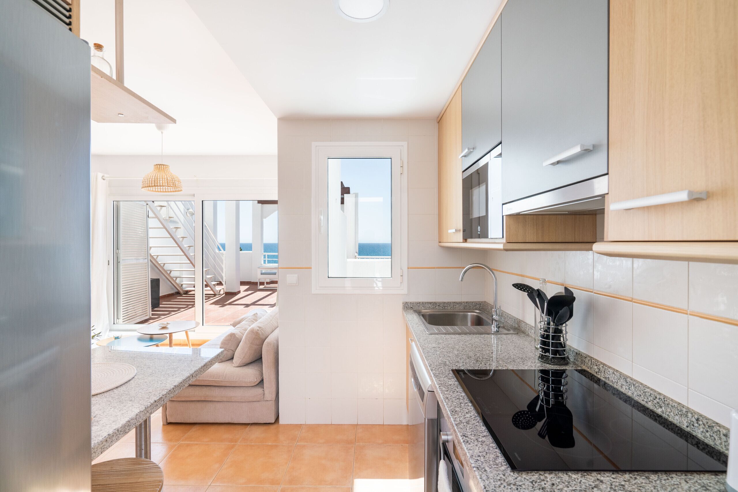 Jääkaappi, mikroaaltouuni, uuni, astianpesukone