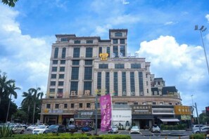 A multi-story hotel with a prominent entrance and signage. - Dihao Hotel (Guangzhou Panyu Shiqiao Aoyuan Plaza) (Guangzhou)