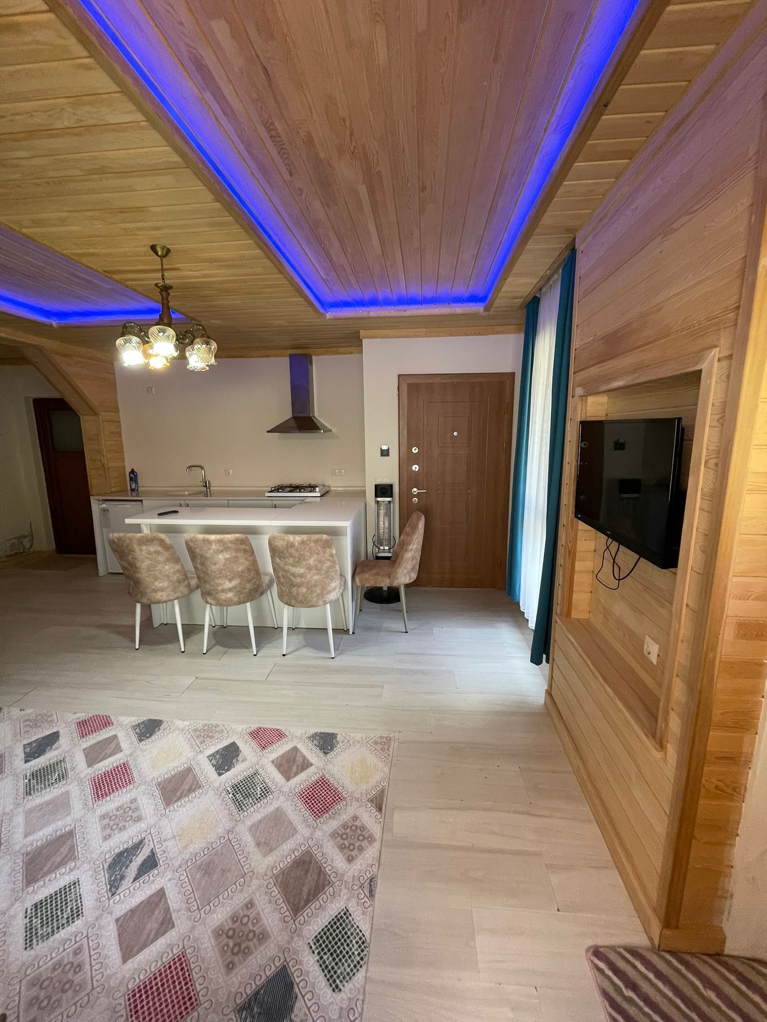 Family Condo | Premium bedding, desk, soundproofing, iron/ironing board