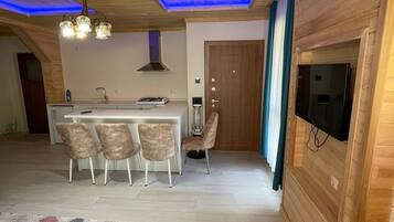 Family Condo | Premium bedding, desk, soundproofing, iron/ironing board