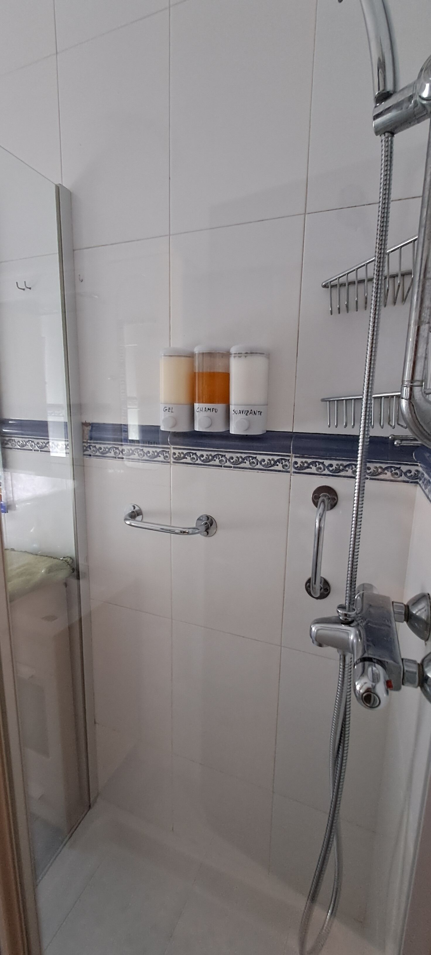 Gratis toiletartikelen, een haardroger, handdoeken, zeep