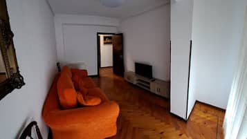 Een flatscreentelevisie en een open haard